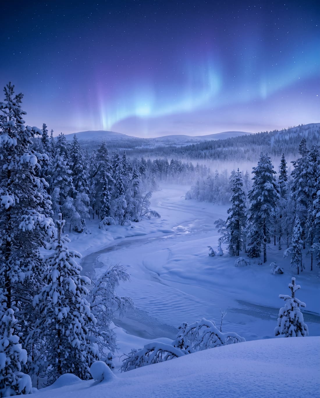 Paysage d'hiver en Laponie sous une aurore boréale au crépuscule